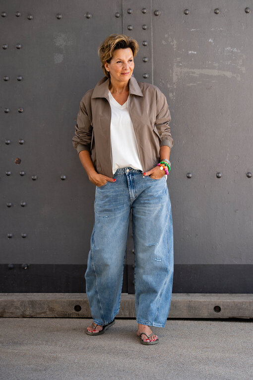 Jeans “NORALIE” – lagoon blue (ER56) / Feines Shirt “SMILLA” wollweiß (BA45) / Trendige Kurzjacke “VIOLA” taupe (GW28)