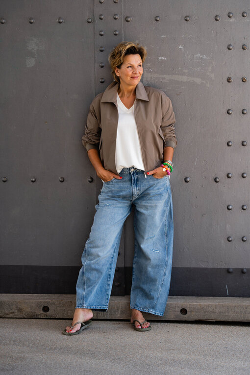 Jeans “NORALIE” – lagoon blue (ER56) / Feines Shirt “SMILLA” wollweiß (BA45) / Trendige Kurzjacke “VIOLA” taupe (GW28)