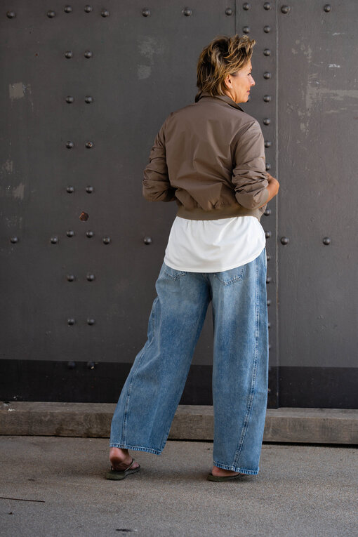 Jeans “NORALIE” – lagoon blue (ER56) / Feines Shirt “SMILLA” wollweiß (BA45) / Trendige Kurzjacke “VIOLA” taupe (GW28)