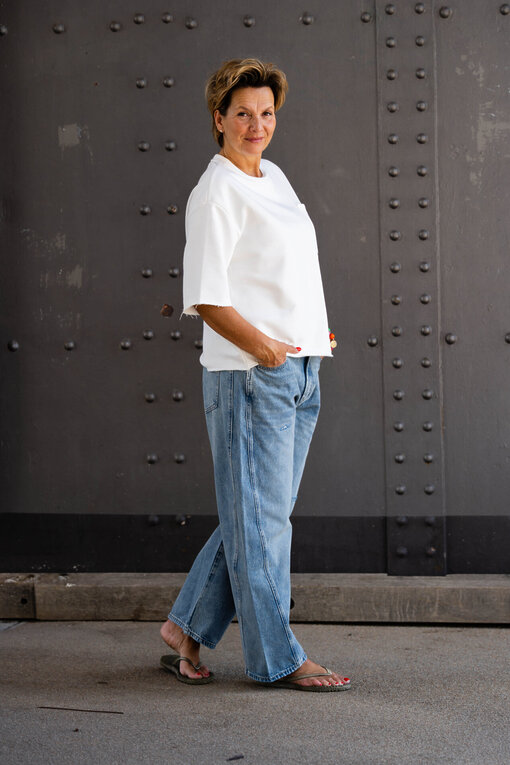 Kurzarm Sweater “AMINA” wollweiß (GW54) / Jeans “NORALIE” – lagoon blue (ER56)