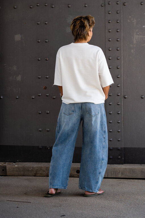 Kurzarm Sweater “AMINA” wollweiß (GW54) / Jeans “NORALIE” – lagoon blue (ER56)