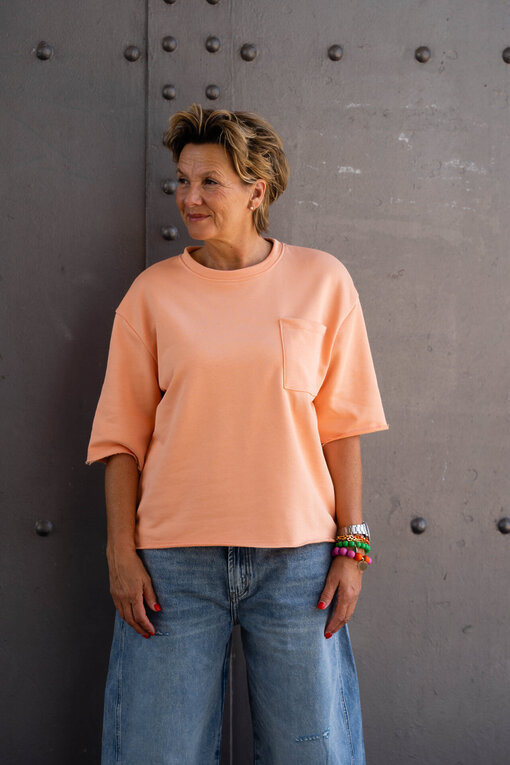 Kurzarm Sweater “AMINA” pastell apricot (GW54) / Jeans “NORALIE” – lagoon blue (ER56)