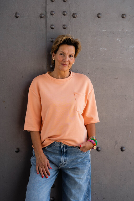 Kurzarm Sweater “AMINA” pastell apricot (GW54) / Jeans “NORALIE” – lagoon blue (ER56)