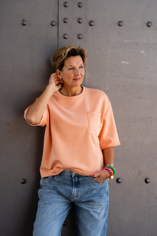 Kurzarm Sweater “AMINA” pastell apricot (GW54) / Jeans “NORALIE” – lagoon blue (ER56)
