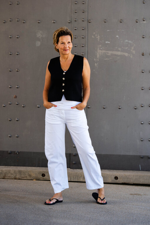 Weste “ANKA” schwarz (GW55) / Sommer Hose “OLYMPIA” weiß (H24)