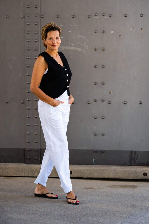 Weste “ANKA” schwarz (GW55) / Sommer Hose “OLYMPIA” weiß (H24)
