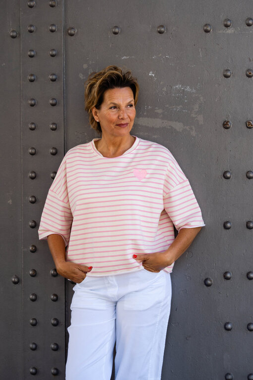 Gestreifter Kurzarm Sweater “LIV” rosa/creme (GW25)/Sommer Hose “OLYMPIA” weiß (H24)