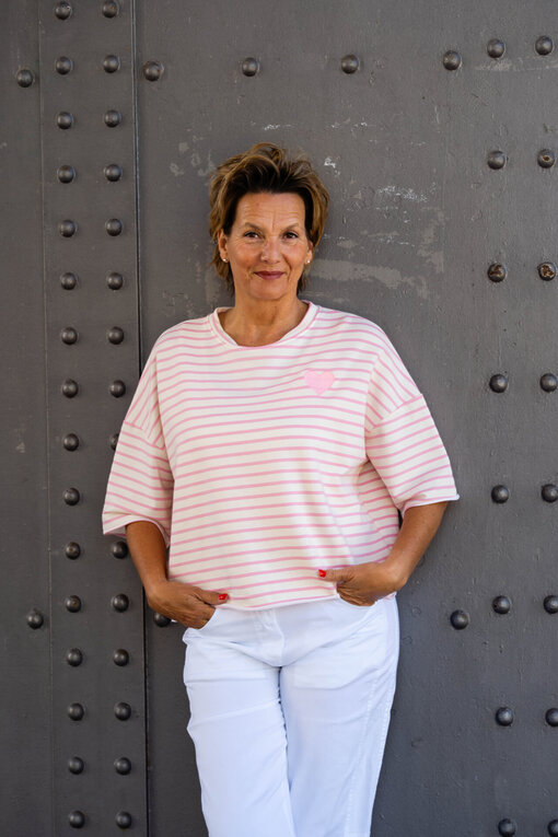 Gestreifter Kurzarm Sweater “LIV” rosa/creme (GW25)/Sommer Hose “OLYMPIA” weiß (H24)