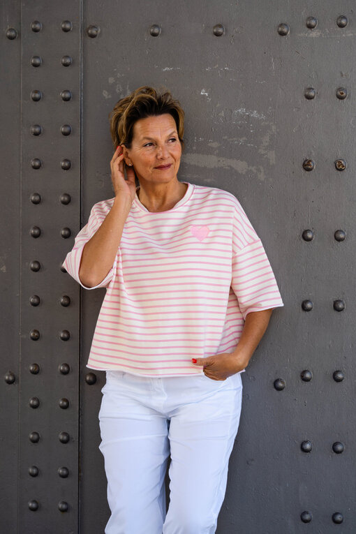 Gestreifter Kurzarm Sweater “LIV” rosa/creme (GW25)/Sommer Hose “OLYMPIA” weiß (H24)