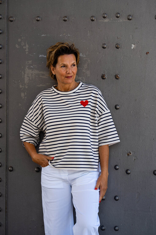 Gestreifter Kurzarm Sweater “LIV” navy/creme (GW25)/Sommer Hose “OLYMPIA” weiß (H24)