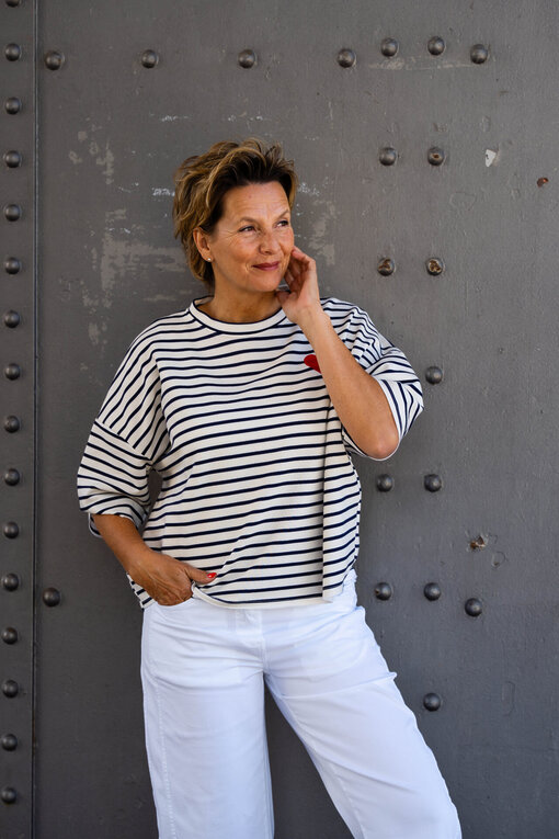 Gestreifter Kurzarm Sweater “LIV” navy/creme (GW25)/Sommer Hose “OLYMPIA” weiß (H24)