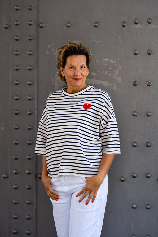 Gestreifter Kurzarm Sweater “LIV” navy/creme (GW25)/Sommer Hose “OLYMPIA” weiß (H24)