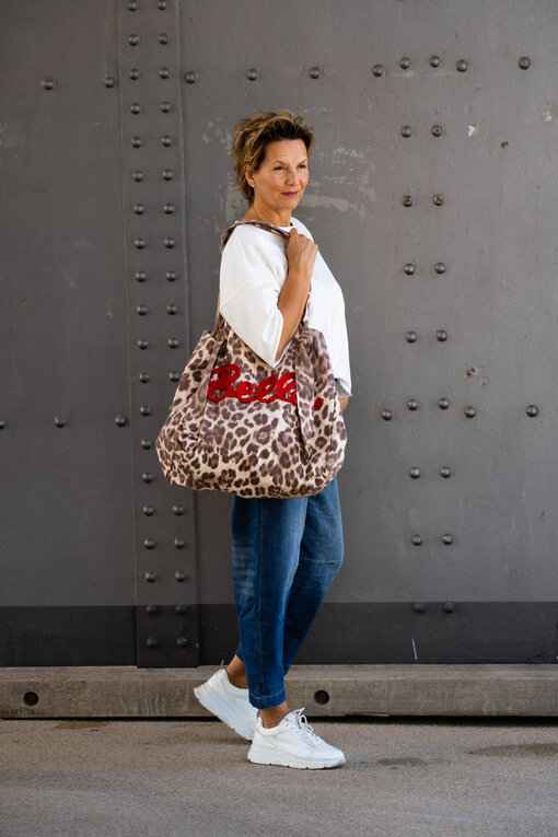 Großer Canvas Shopper “BELLA” (T08)/Coole Barrel Jeans “CAROLIN” dark blue (H17)Kurzarm Sweater “NOOR” (GW26)