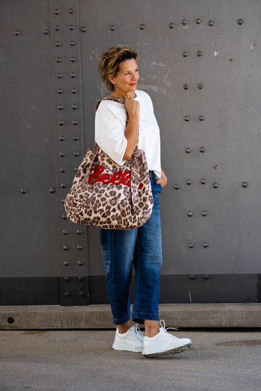 Großer Canvas Shopper “BELLA” (T08)/ Coole Barrel Jeans “CAROLIN” dark blue (H17)/Relax Fit Sweater “LEANDRA” (10D51)