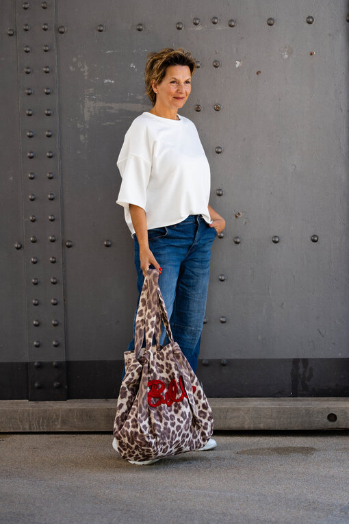 Großer Canvas Shopper “BELLA” (T08)/ Coole Barrel Jeans “CAROLIN” dark blue (H17)/Relax Fit Sweater “LEANDRA” (10D51)