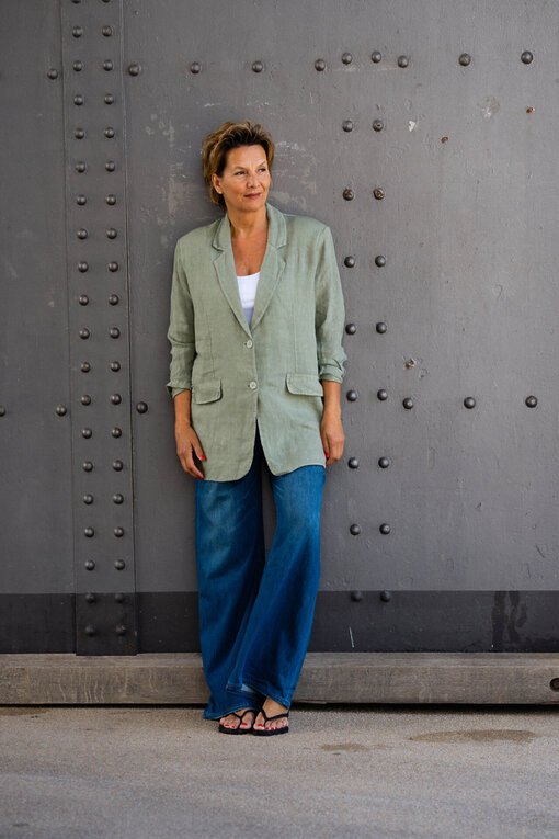 Oversized Leinenblazer “VIOLA” khaki (GW62)/Jeans “KALEA”- carton blue (ER33)