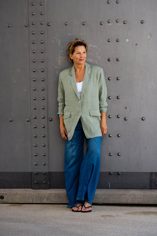 Oversized Leinenblazer “VIOLA” khaki (GW62)/Jeans “KALEA”- carton blue (ER33)