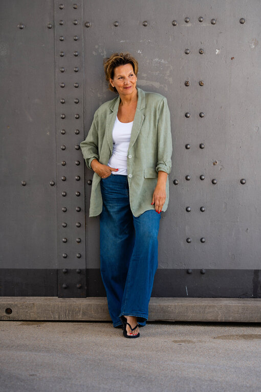 Oversized Leinenblazer “VIOLA” khaki (GW62)/Jeans “KALEA”- carton blue (ER33)