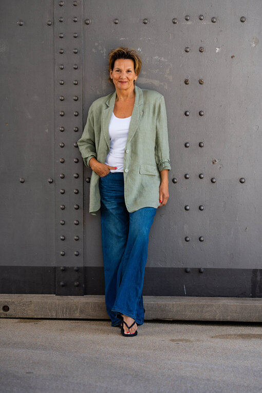 Oversized Leinenblazer “VIOLA” khaki (GW62)/Jeans “KALEA”- carton blue (ER33)