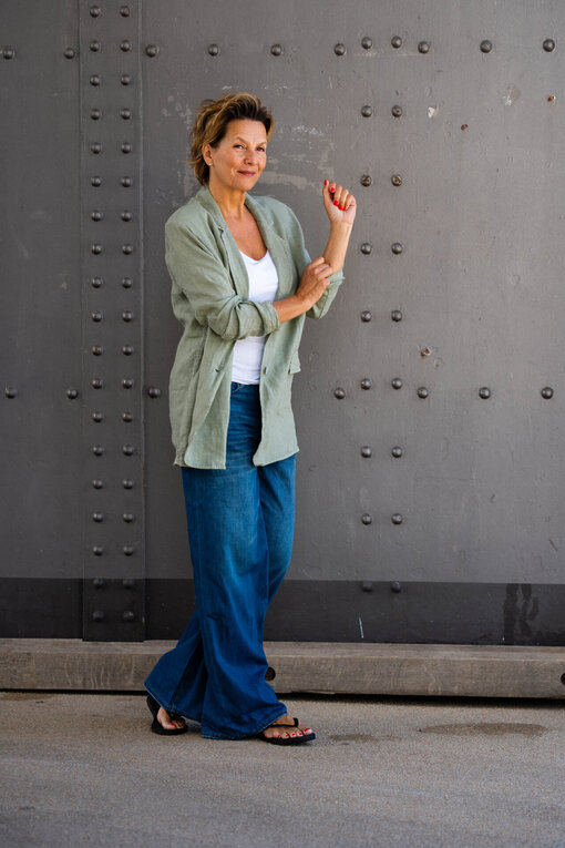 Oversized Leinenblazer “VIOLA” khaki (GW62)/Jeans “KALEA”- carton blue (ER33)