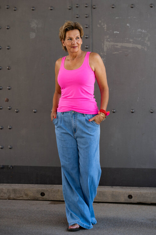 Cooles Top “TALI” vivid pink (SE34) / Leichte Jeans Wide Leg “AVERY” (H03)