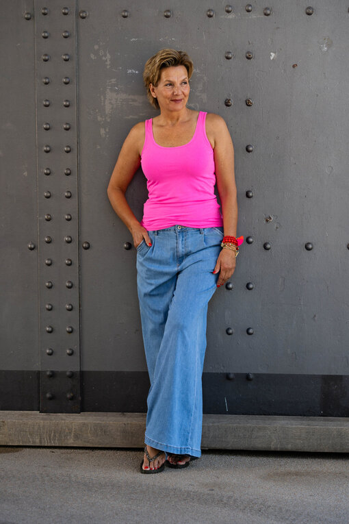 Cooles Top “TALI” vivid pink (SE34) / Leichte Jeans Wide Leg “AVERY” (H03)