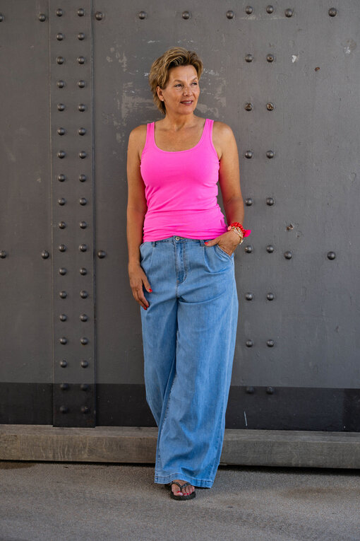 Cooles Top “TALI” vivid pink (SE34) / Leichte Jeans Wide Leg “AVERY” (H03)