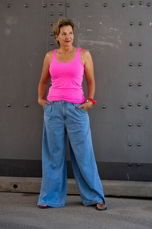 Cooles Top “TALI” vivid pink (SE34) / Leichte Jeans Wide Leg “AVERY” (H03)