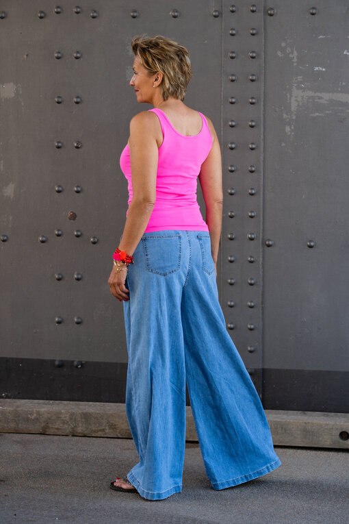 Cooles Top “TALI” vivid pink (SE34) / Leichte Jeans Wide Leg “AVERY” (H03)