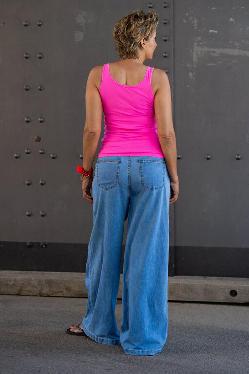 Cooles Top “TALI” vivid pink (SE34) / Leichte Jeans Wide Leg “AVERY” (H03)