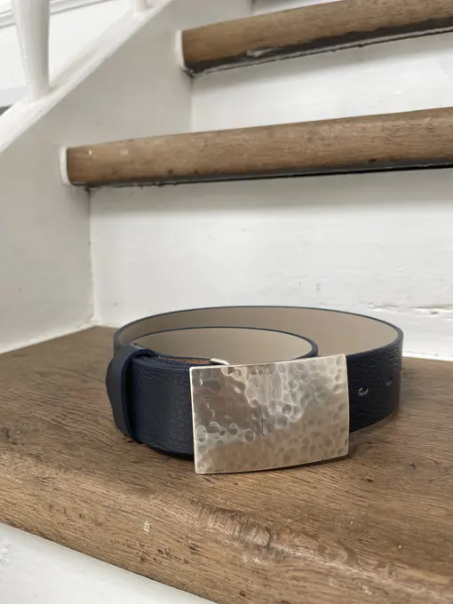 Ledergürtel ohne Schließe atlantic blue (UJ01) / Gürtelschließen RECHTECK GEHÄMMERT (UJ02)
