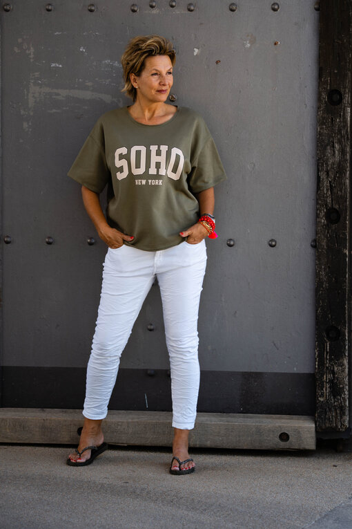 Bequeme Hose “CINZIA” weiß (H35) / Cooler Kurzarm Sweater “SOHO” khaki (GW63)