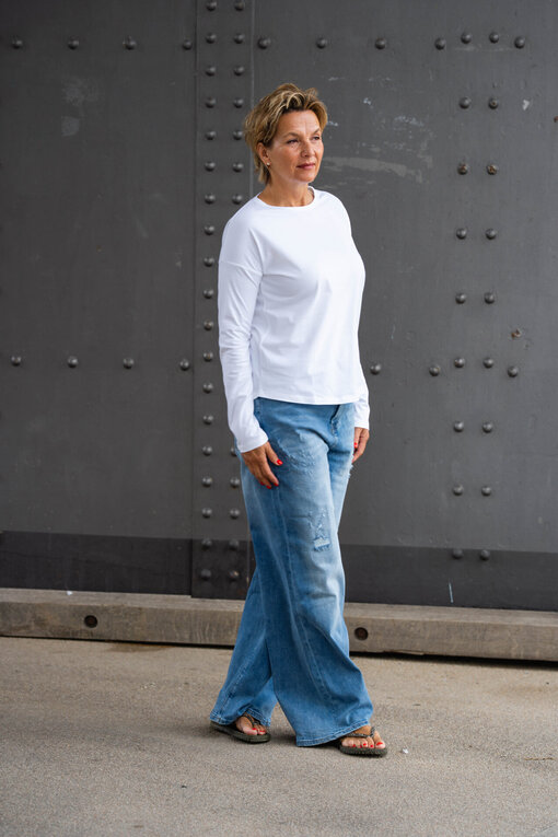 Lockeres Langarmshirt “VICTORIA” white (PI14)/Jeans “KALEA” – middle blue (ER16)