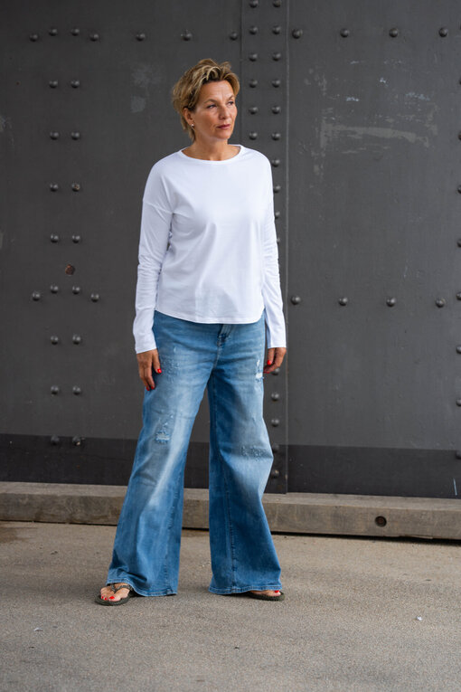 Lockeres Langarmshirt “VICTORIA” white (PI14)/Jeans “KALEA” – middle blue (ER16)