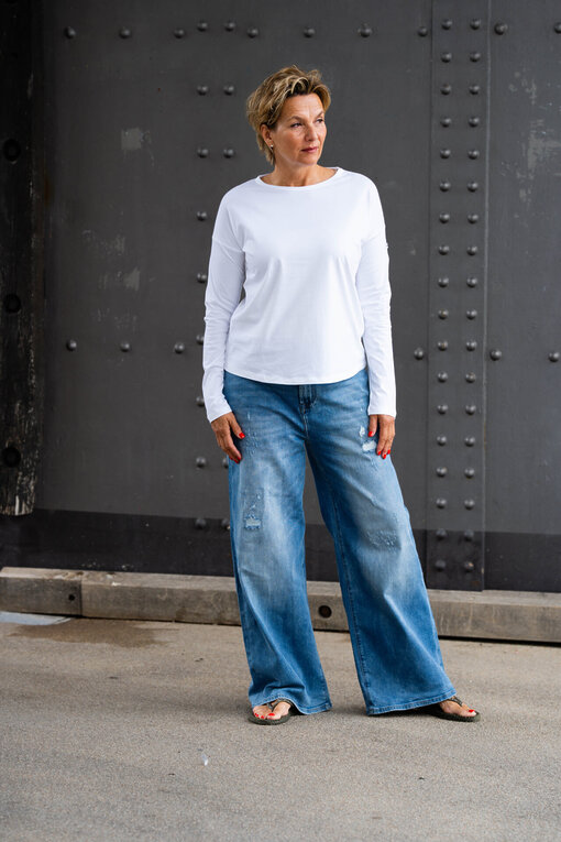 Lockeres Langarmshirt “VICTORIA” white (PI14)/Jeans “KALEA” – middle blue (ER16)