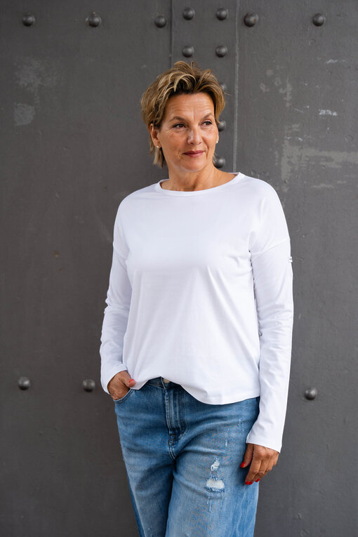 Lockeres Langarmshirt “VICTORIA” white (PI14)/Jeans “KALEA” – middle blue (ER16)