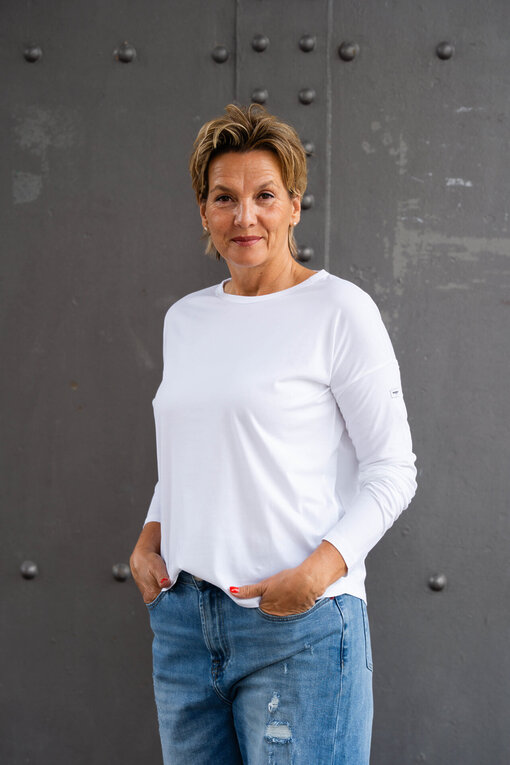 Lockeres Langarmshirt “VICTORIA” white (PI14)/Jeans “KALEA” – middle blue (ER16)