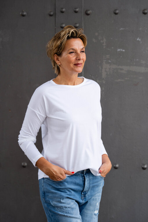 Lockeres Langarmshirt “VICTORIA” white (PI14)/Jeans “KALEA” – middle blue (ER16)