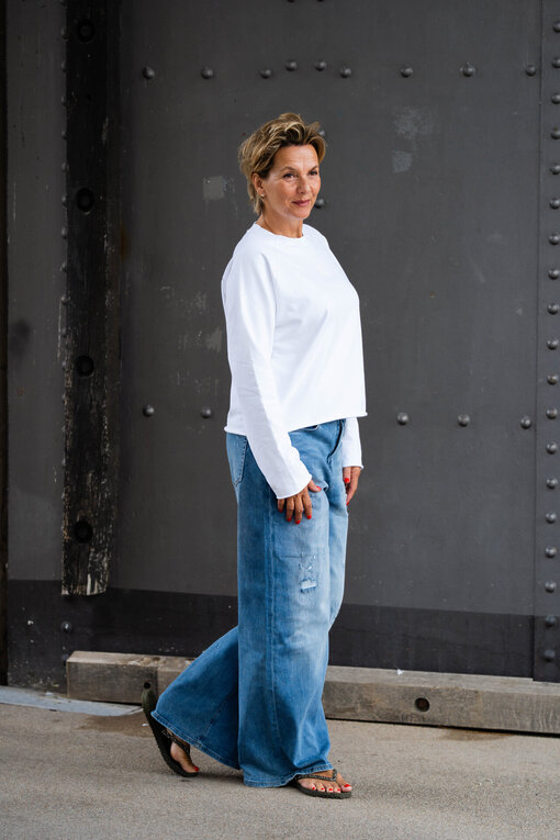 Soft Touch Sweater “LUNA” white (PI17)/Jeans “KALEA” – middle blue (ER16)