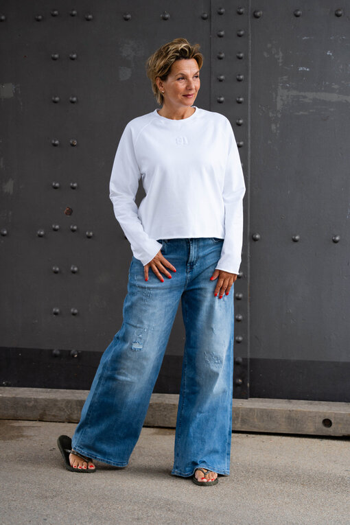 Soft Touch Sweater “LUNA” white (PI17)/Jeans “KALEA” – middle blue (ER16)