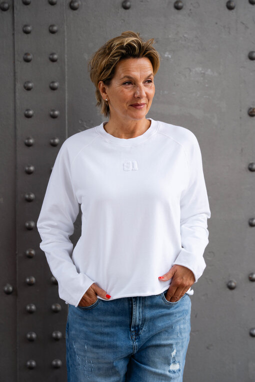 Soft Touch Sweater “LUNA” white (PI17)/Jeans “KALEA” – middle blue (ER16)