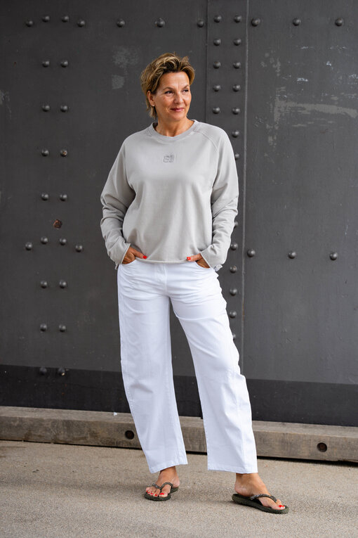 Soft Touch Sweater “LUNA” mineral (PI17)/Sommer Hose “OLYMPIA” weiß (H24)