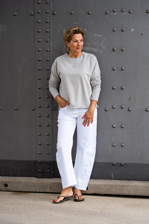 Soft Touch Sweater “LUNA” mineral (PI17)/Sommer Hose “OLYMPIA” weiß (H24)