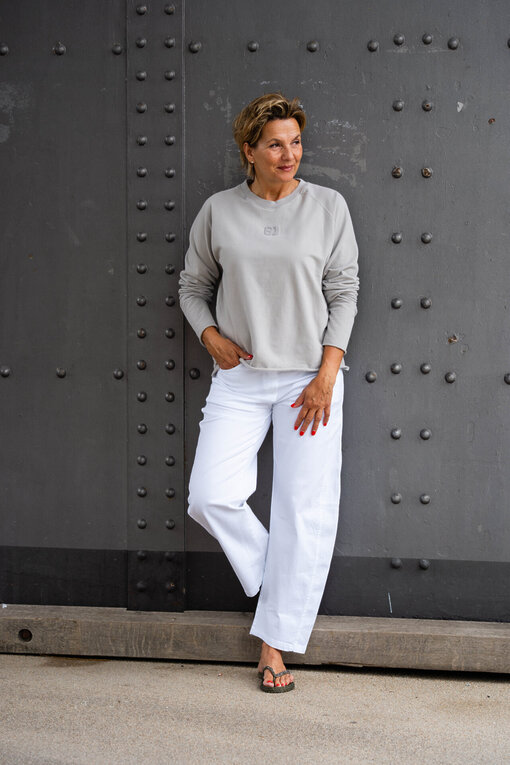 Soft Touch Sweater “LUNA” mineral (PI17)/Sommer Hose “OLYMPIA” weiß (H24)