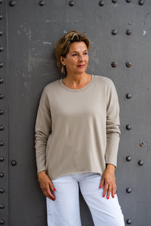 Longsleeve “VALENTINA” tan (ER73)/Sommer Hose “OLYMPIA” weiß (H24)