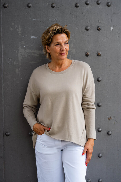 Longsleeve “VALENTINA” tan (ER73)/Sommer Hose “OLYMPIA” weiß (H24)