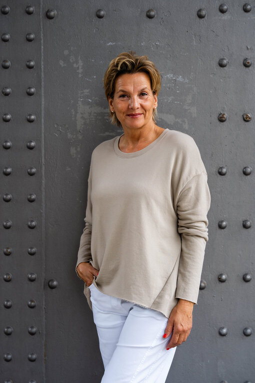 Longsleeve “VALENTINA” tan (ER73)/Sommer Hose “OLYMPIA” weiß (H24)