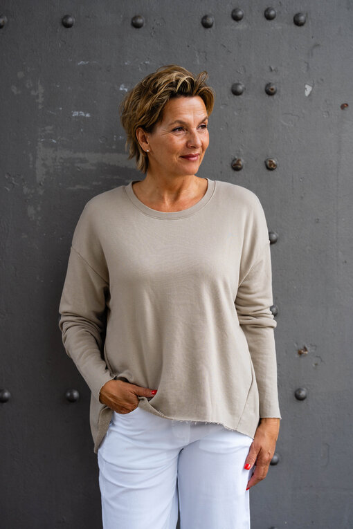 Longsleeve “VALENTINA” tan (ER73)/Sommer Hose “OLYMPIA” weiß (H24)