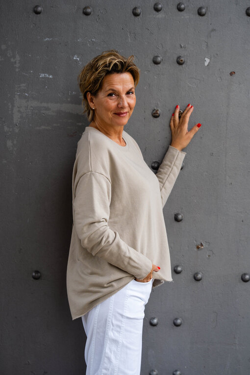 Longsleeve “VALENTINA” tan (ER73)/Sommer Hose “OLYMPIA” weiß (H24)