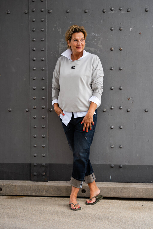 Soft Sweater “ALINA” mineral/black (PI10)/Extravagante Bluse “MIRA” white (PI21)/  Jeans “SENDY” lazy blue (ER77)